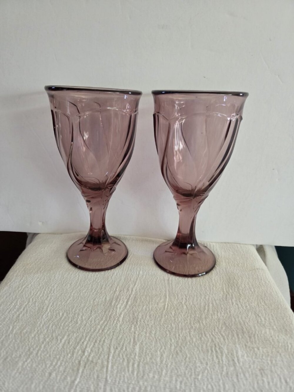Noritake Sweet Swirl Cranberry Plum Wine Glas 6.75” Set Of 2 Glasses